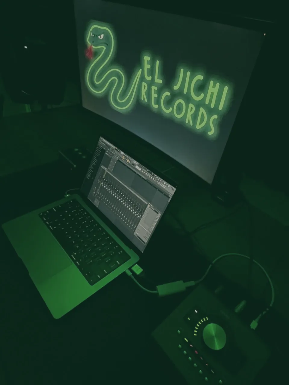Sesi&oacute;n de producci&oacute;n en El Jichi Records con FL Studio abierto y la interfaz Universal Audio Apollo